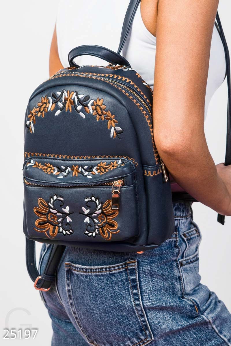 Стильный рюкзак с вышивкой Essential