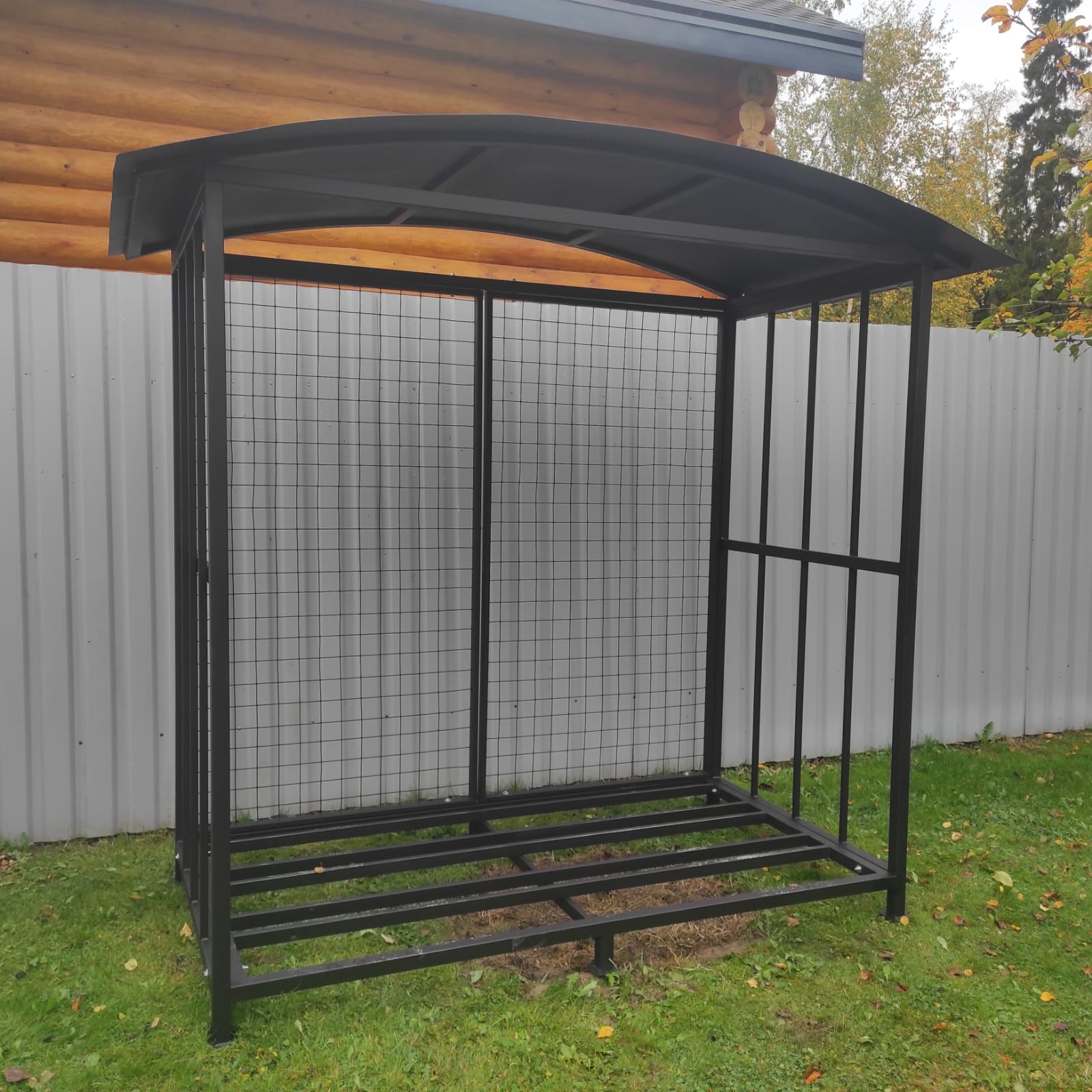 Дровник уличный для дачи КУБ 4,4 Д с сеткой (Pionehr)