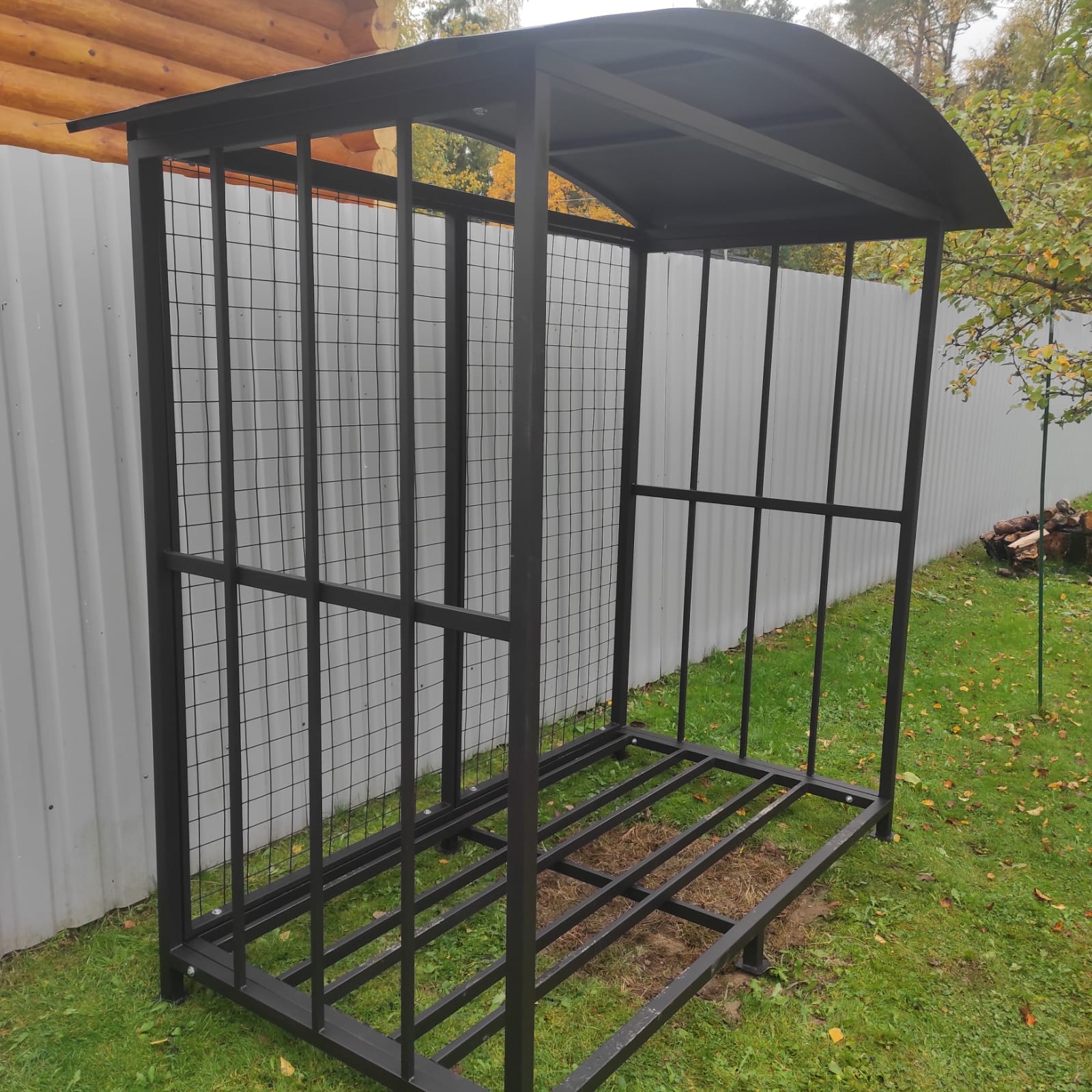 Дровник уличный для дачи КУБ 4,4 Д с сеткой (Pionehr)