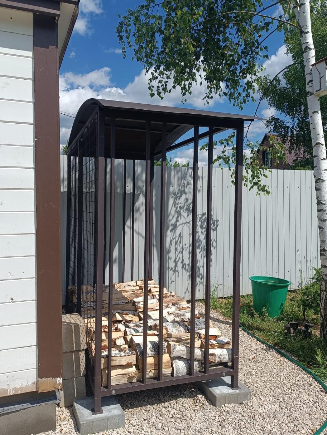 Дровник уличный для дачи КУБ 4,4 Д с сеткой (Pionehr)