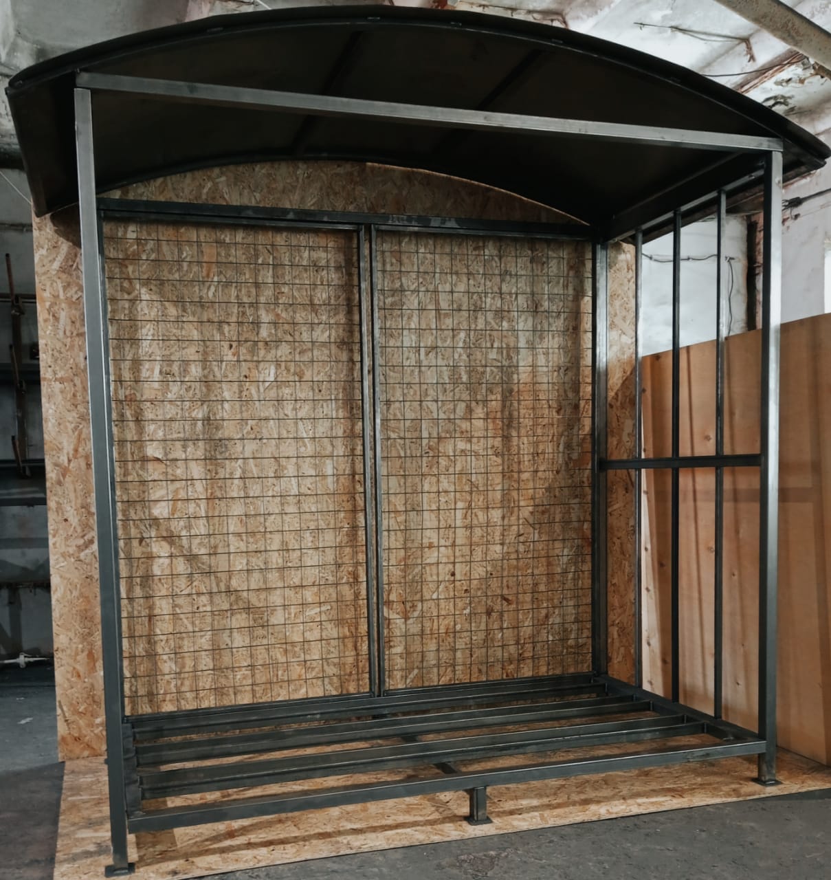 Дровник уличный для дачи КУБ 4,4 Д с сеткой (Pionehr)