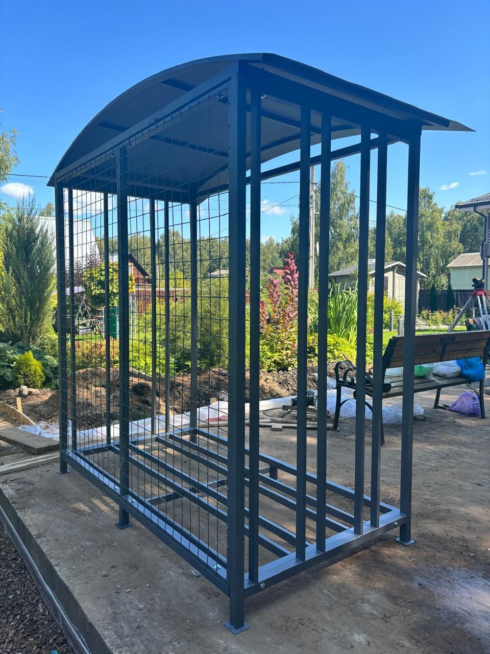 Дровник уличный для дачи КУБ 4,4 Д с сеткой (Pionehr)