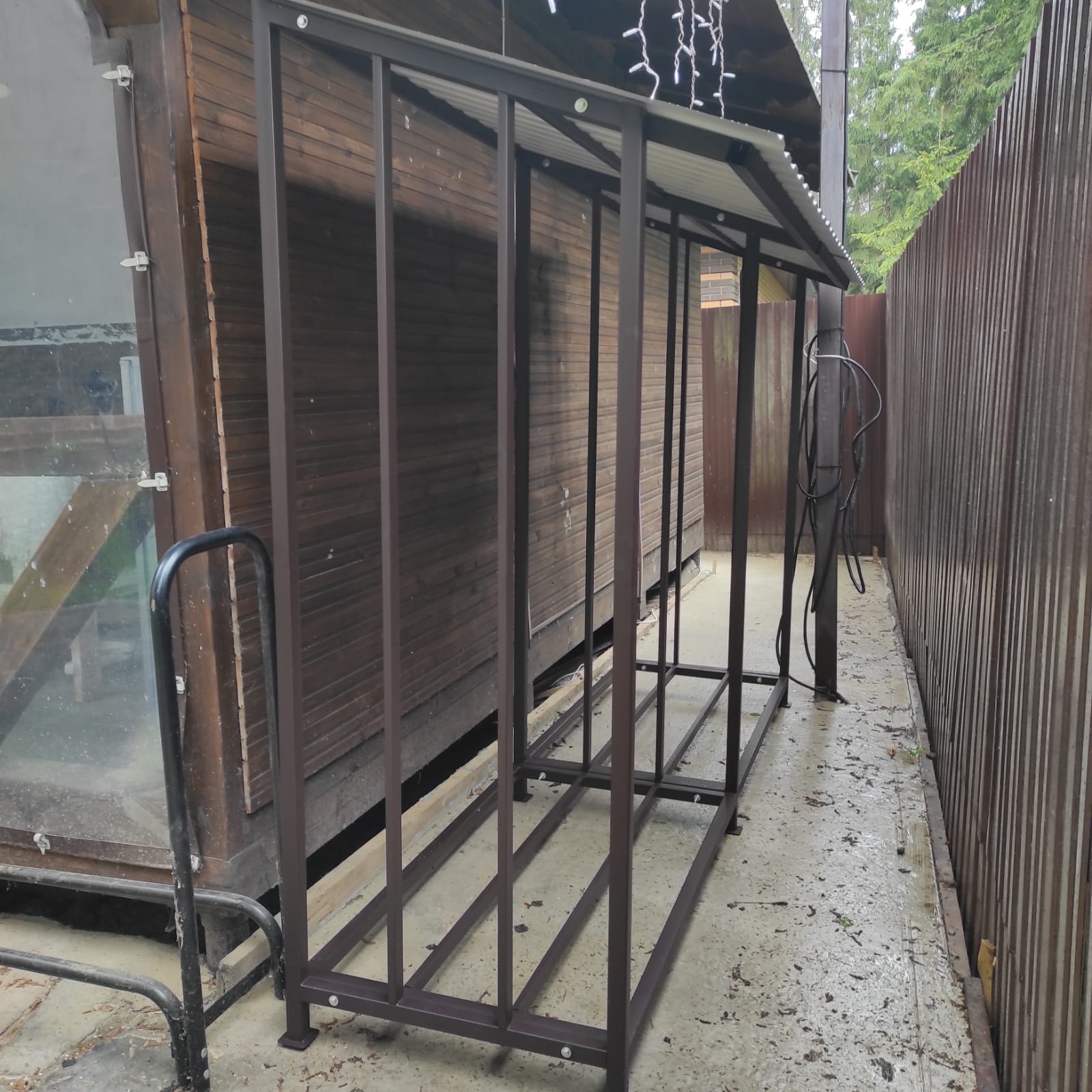 Уличный металлический дровник КУБ 3+2 (Pionehr)