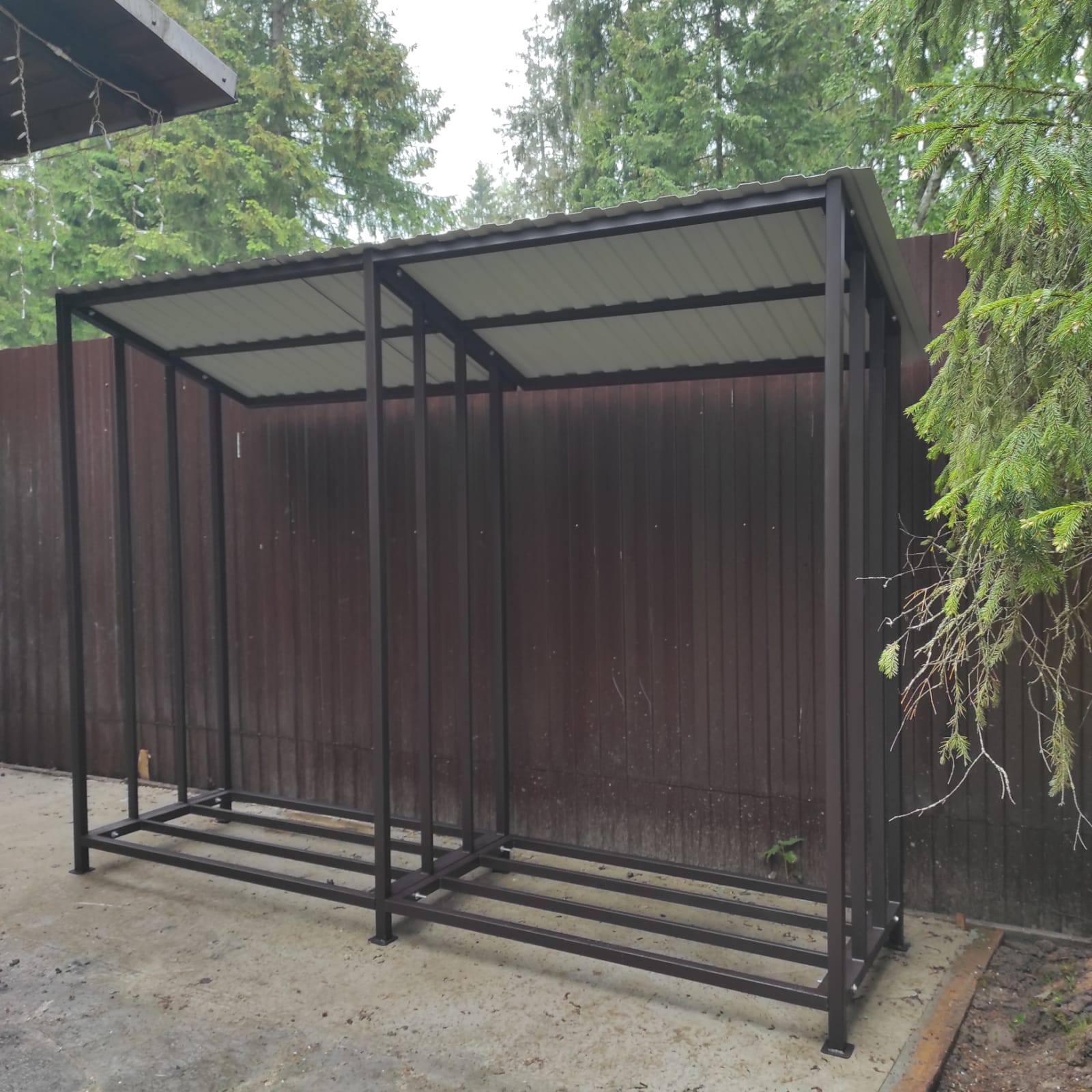 Уличный металлический дровник КУБ 3+2 (Pionehr)