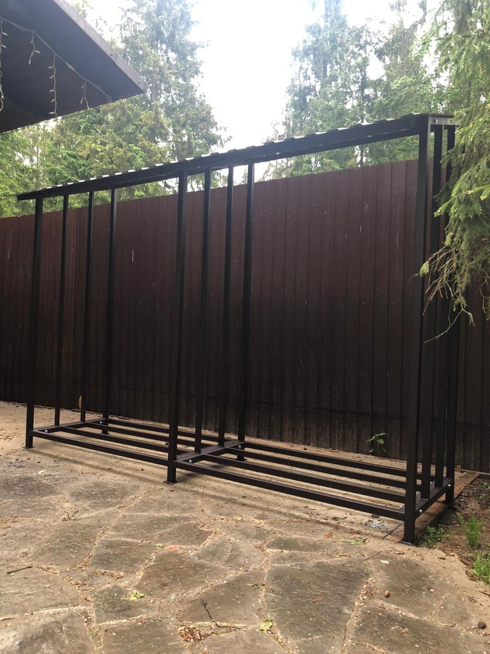 Уличный металлический дровник КУБ 3+2 (Pionehr)