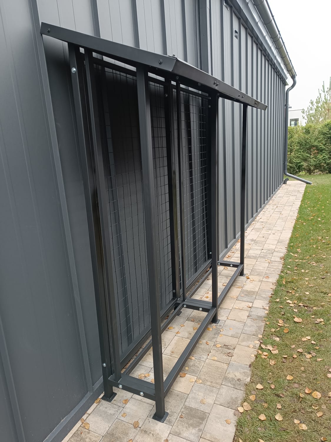 Уличная металлическая дровница КУБ-3М с сеткой (Pionehr)