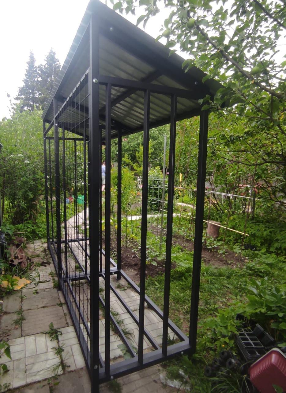 Уличный металлический дровник КУБ 3+2 с сеткой (Pionehr)