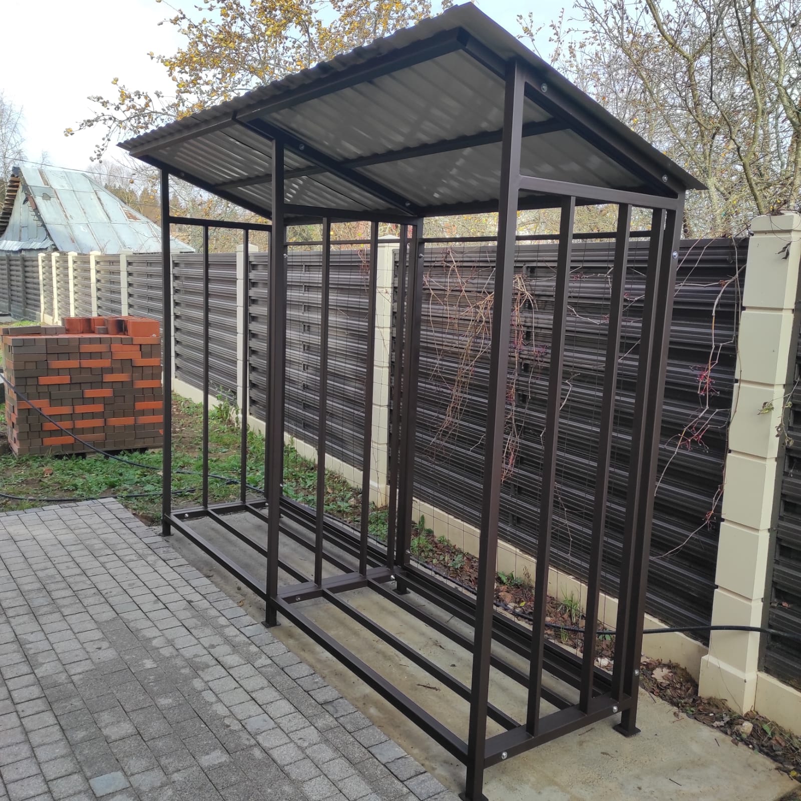 Уличный металлический дровник КУБ 3+2 с сеткой (Pionehr)