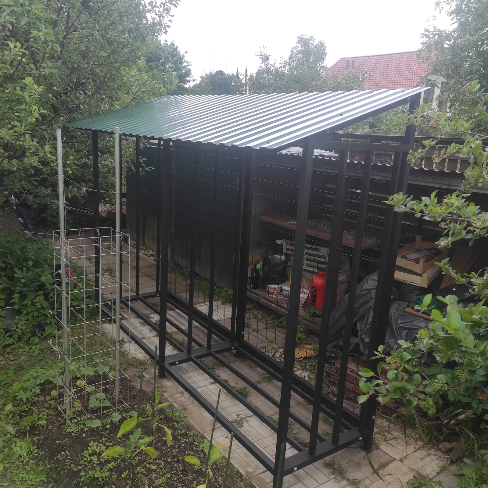 Уличный металлический дровник КУБ 3+2 с сеткой (Pionehr)