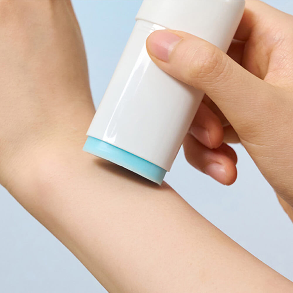 Солнцезащитный стик с шёлковым финишем SKIN1004 Hyalu-Cica Silky-Fit Sun Stick SPF50