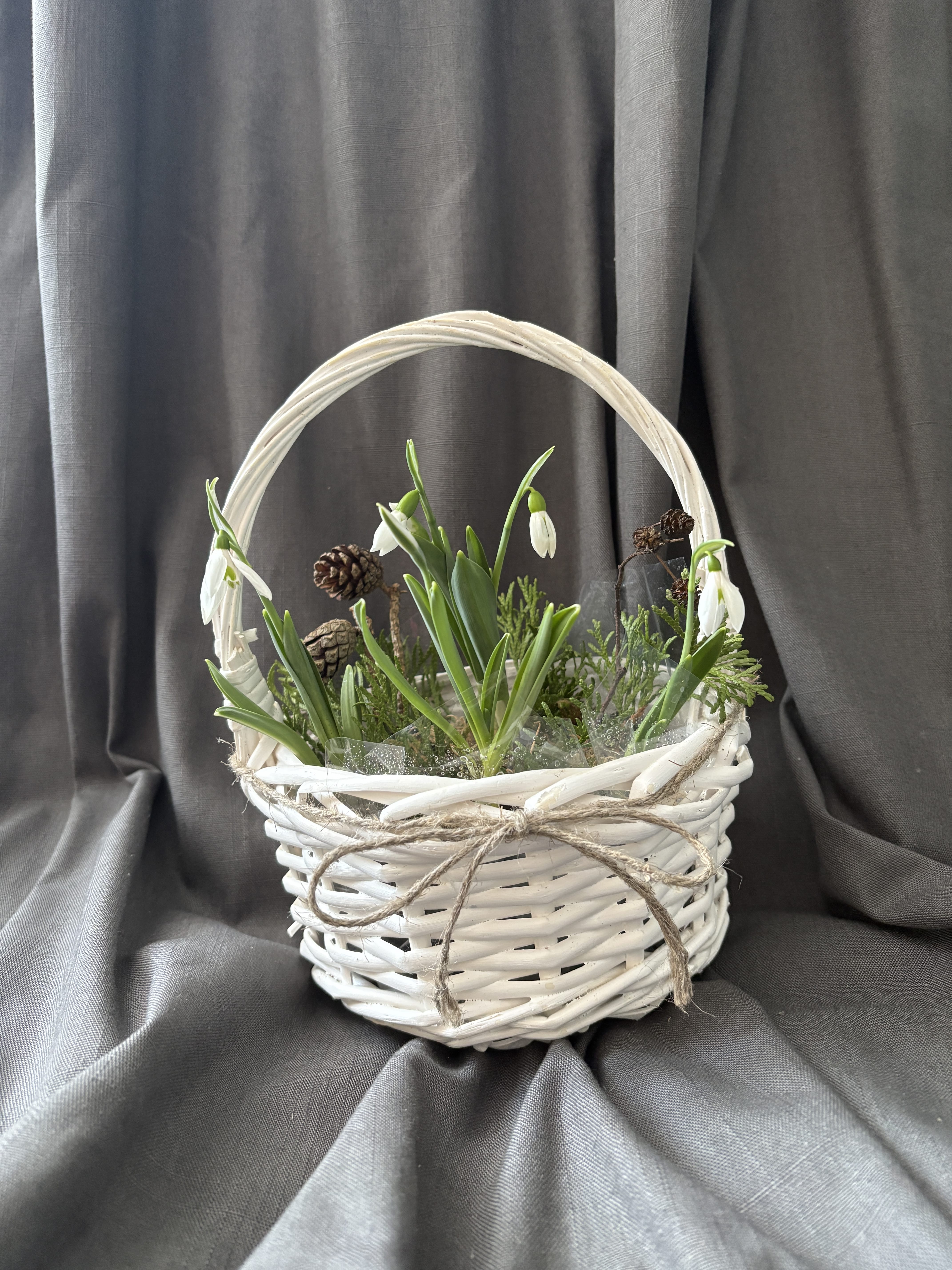 Подснежники в корзинке
