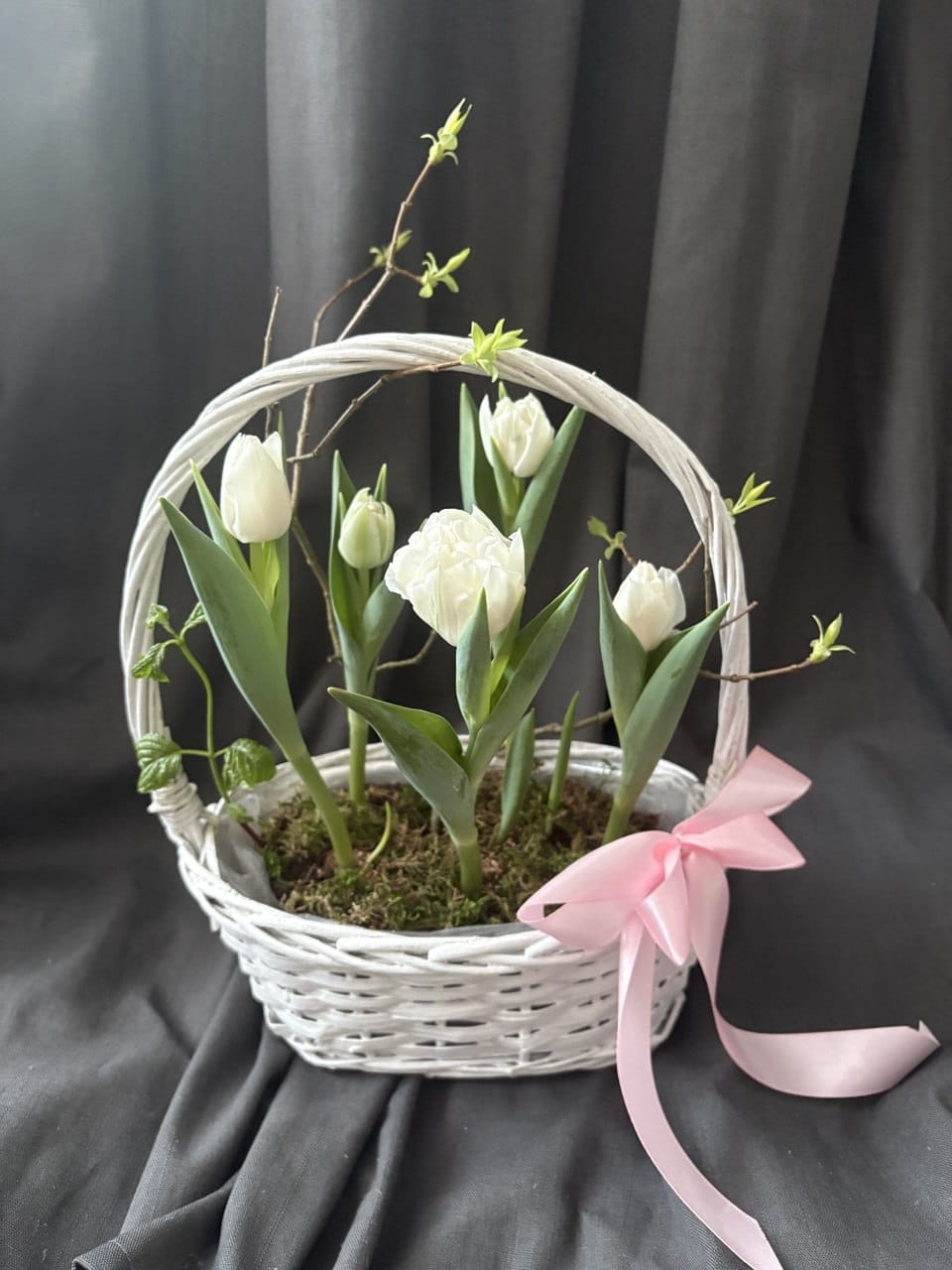 Тюльпаны в корзине