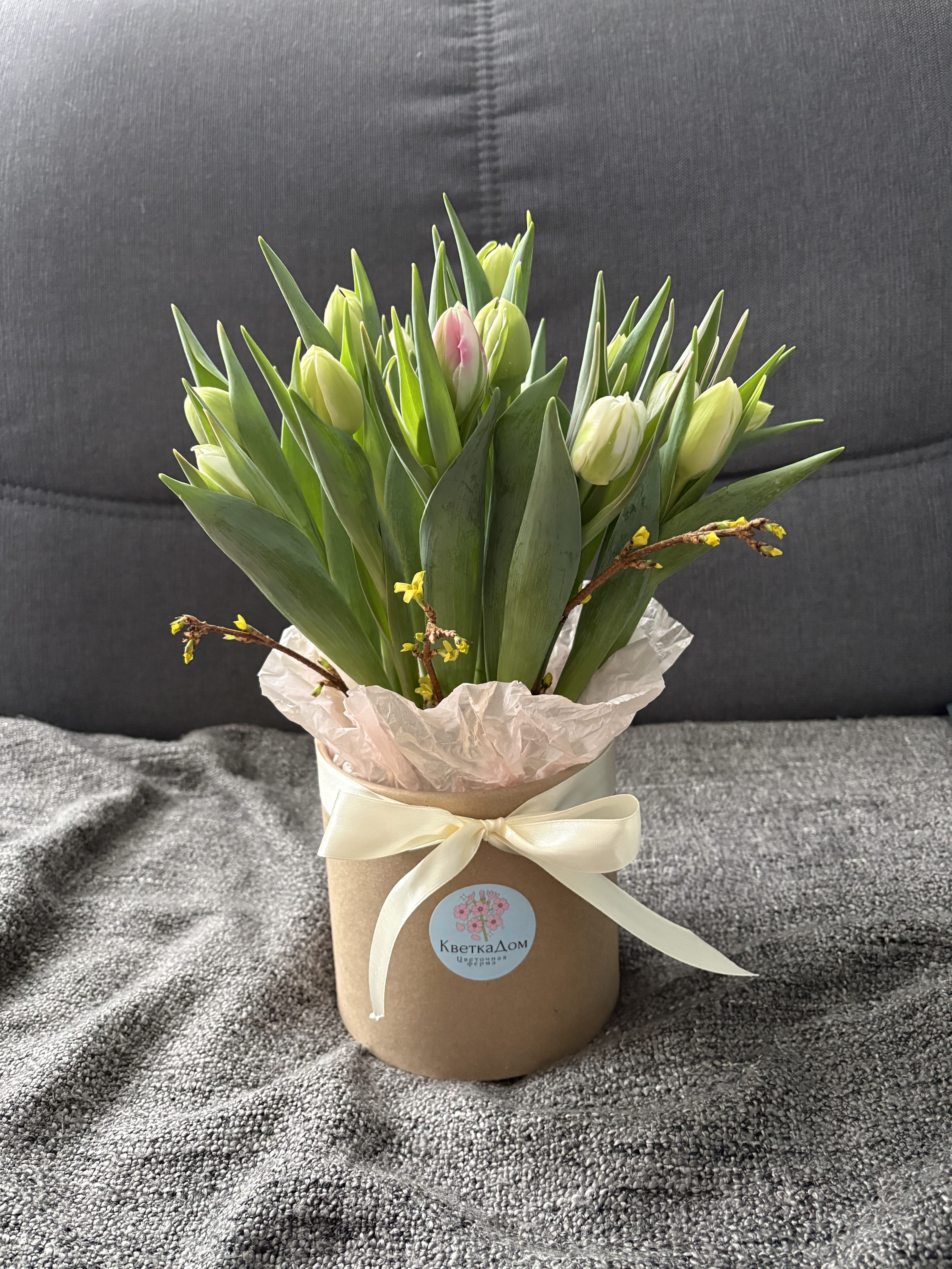 15 тюльпанов в шляпной коробке