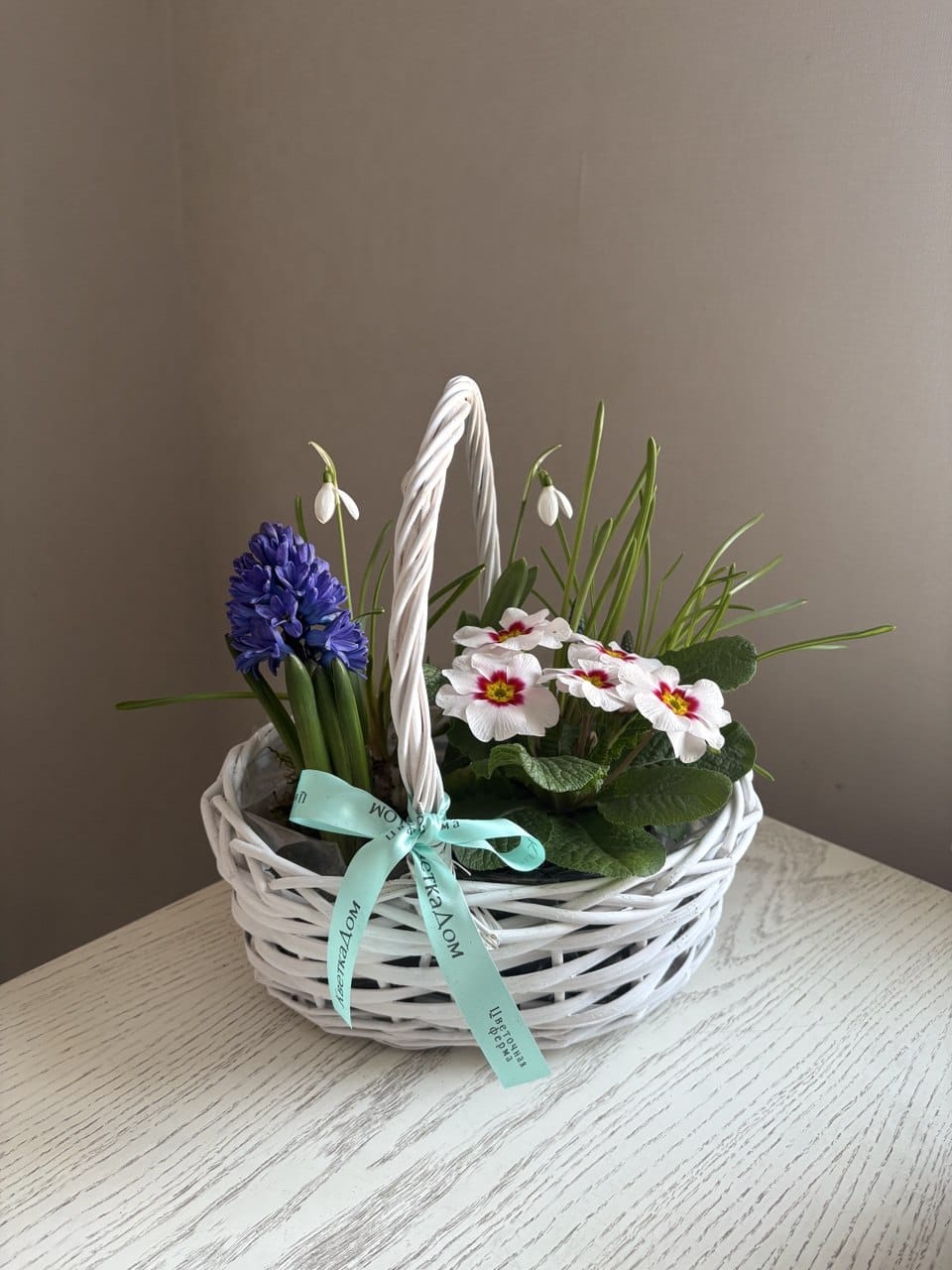 Композиция в корзине из весенних первоцветов
