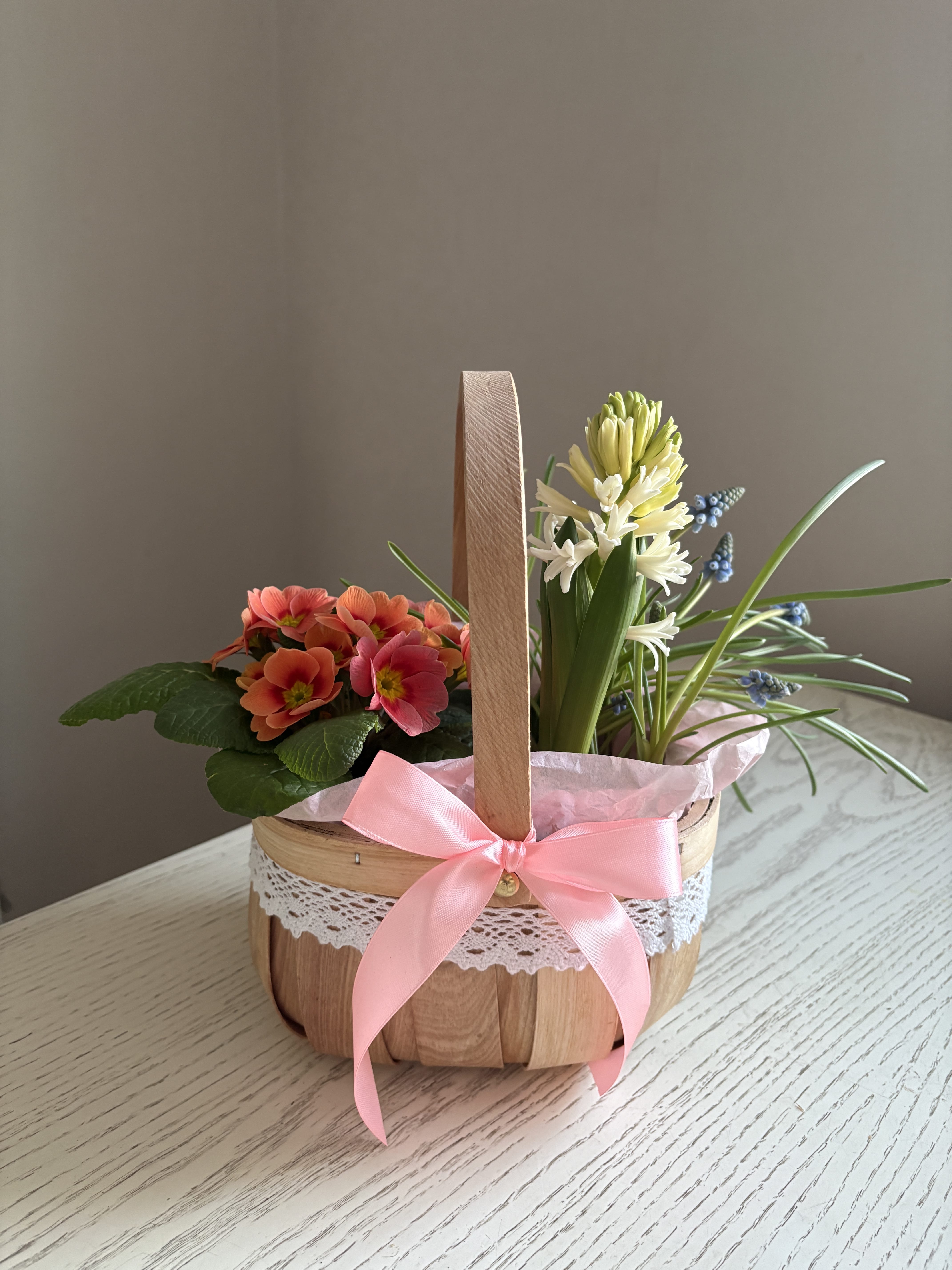 Композиция в корзине из весенних первоцветов #1