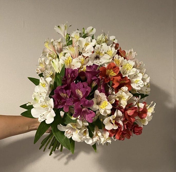 Букеты из свежих цветов