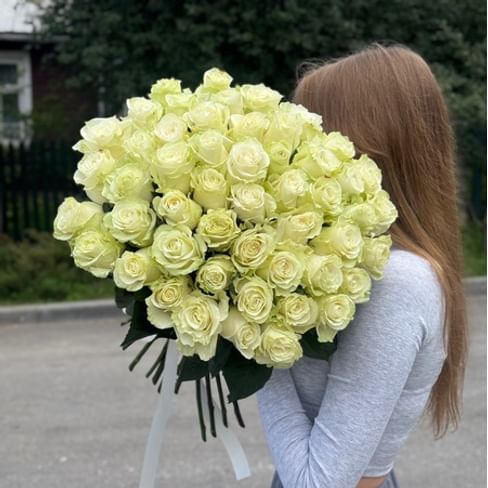 51 белая роза Эквадор 60см