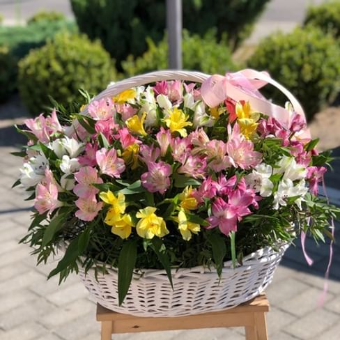 Корзина альстромерий " Альбина"