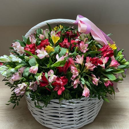 Корзина альстромерий " Альбина"
