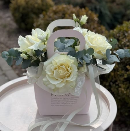 Цветы в сумке "Нежный миг"