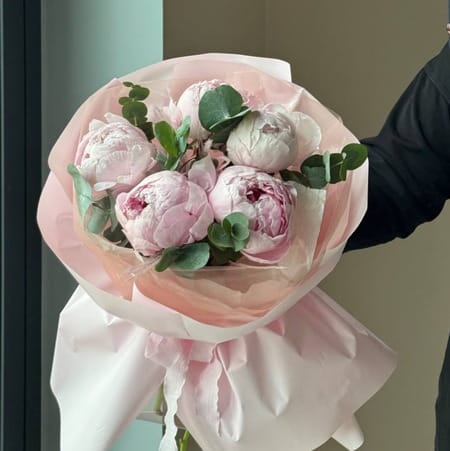Букет из 5 розовых пионов