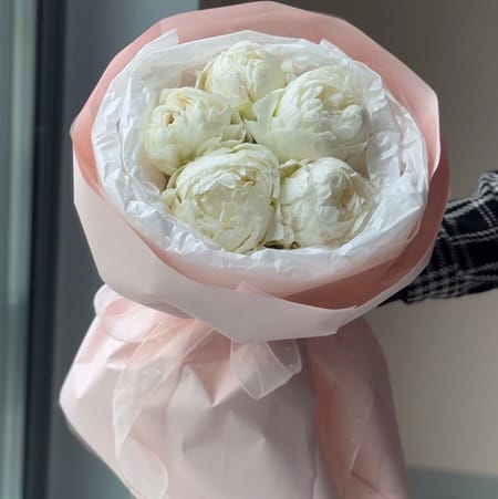 Букет из 5 белых пионов