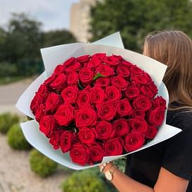 Шикарный букет алых роз 51 роза