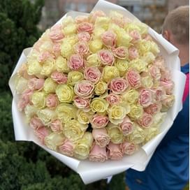 Букет роз "Счастье внутри" 101 роза