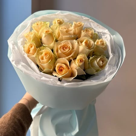 Кремовые розы Аваланш Пич 15 роз