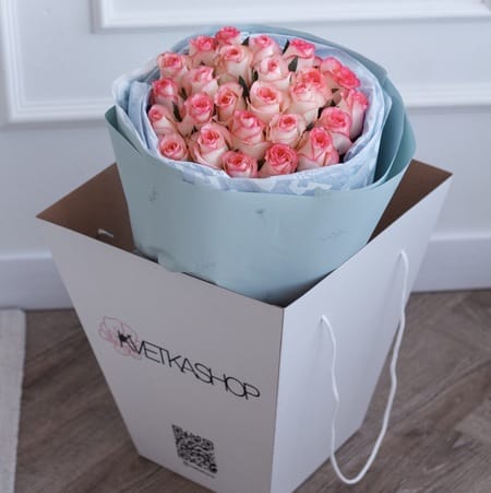 Бокс с розами роз "Фиеста" 25 роз