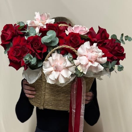 Корзина с цветами "Изюм" 11 роз
