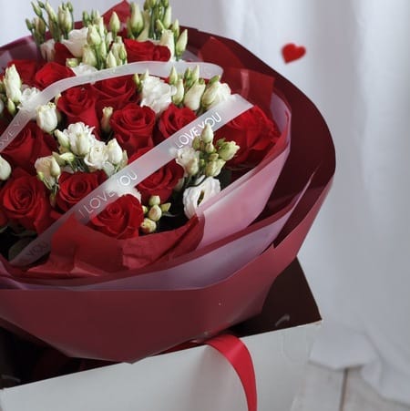 Бокс с цветами "Алый"