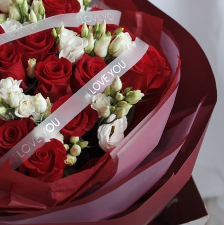 Бокс с цветами "Алый"