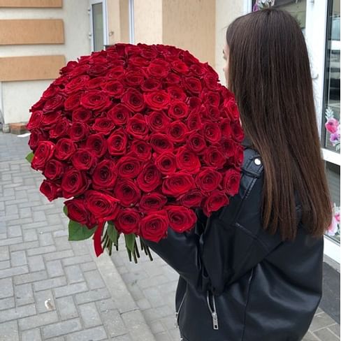 Шикарный букет роз Ред Наоми 101 роза