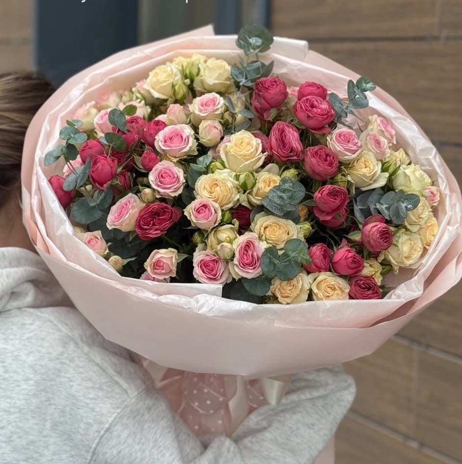 Букет из 13 веток кустовых роз