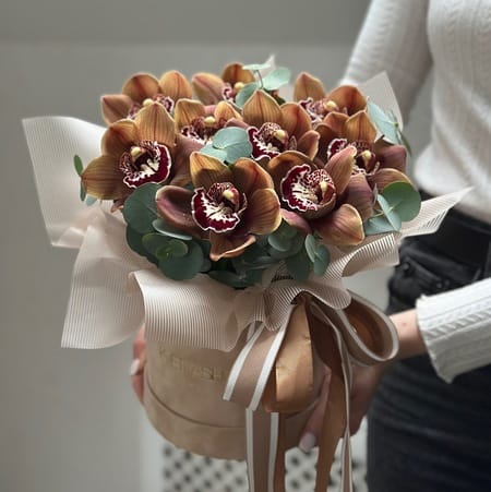 Коробка с орхидеями