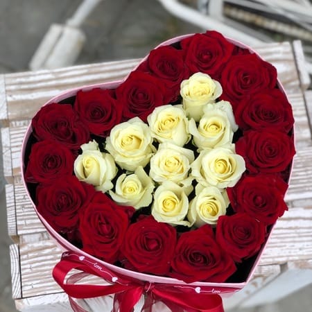 Композиция " Сердце красавицы" 25 роз