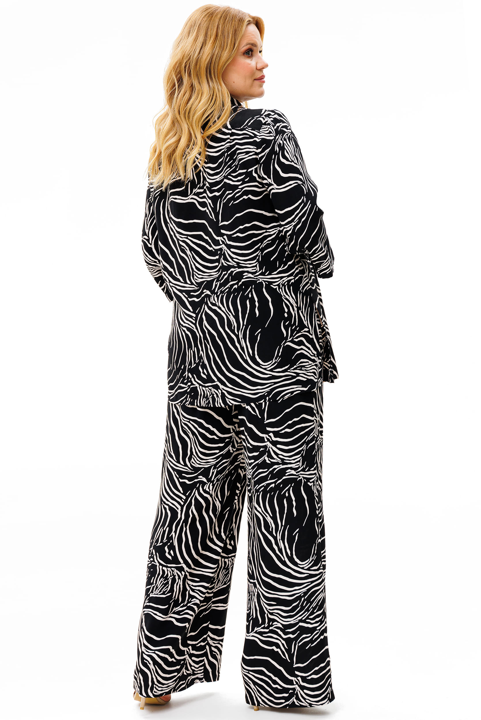 Костюм двойка LaKona 11582 черно-белый