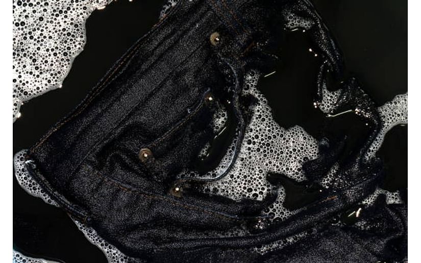 Как стирать чёрные джинсы, чтобы они сохранили цвет?