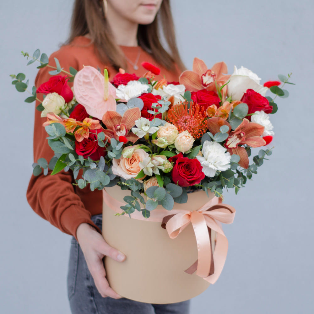 Композиция из цветов в коробке "Ария"