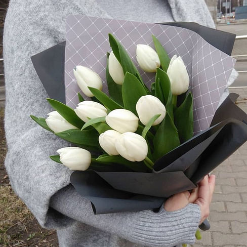 Букет из 11 белых тюльпанов в упаковке