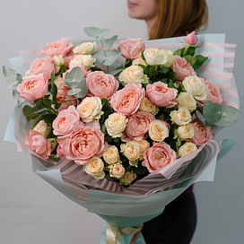 Букет кустовых пионовидных роз "Юлия"