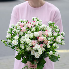 Букет бело-розовых кустовых роз