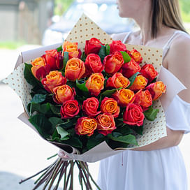 Букет роз "Пламя" в упаковке 60 см 25 роз Эквадор
