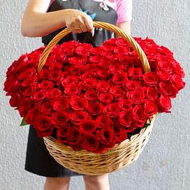 Корзина из 101 розы "Мое сердце" 101 роза Эквадорская роза