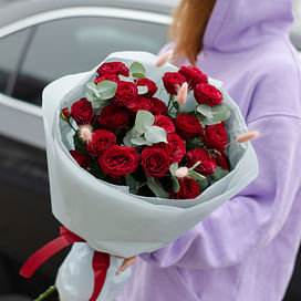 Букет кустовых роз "Ред трендсеттер"