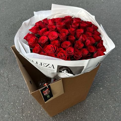 Доставка роз в транспортировочной коробке