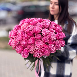 Букет пионовидных роз "Пурпурное счастье" 45 роз (Эквадор)