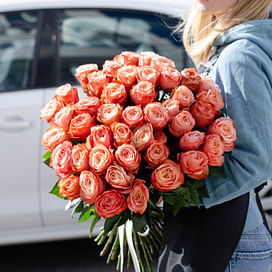 Букет 45 пионовидных роз "Огненная страсть" сорт Кахала