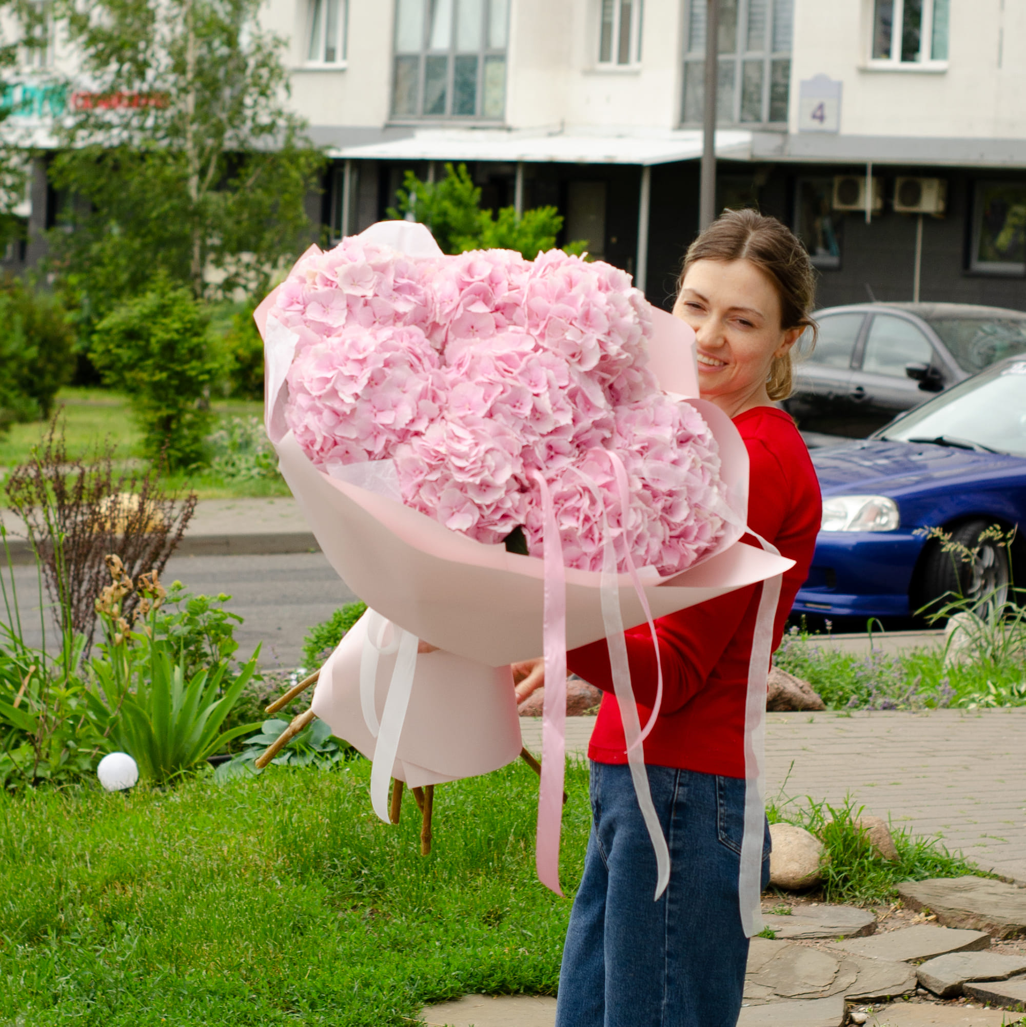 Букет из 9 розовых гортензий в упаковке